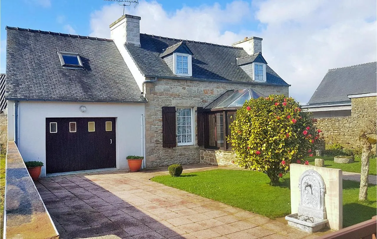 Dom wakacyjny 4 Bedroom Amazing Home In Le Cloitre S Thegonnec